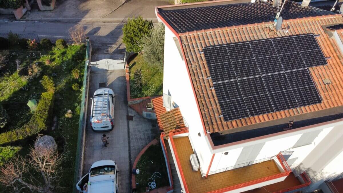 foto dell'impianto fotovoltaico montato sul tetto