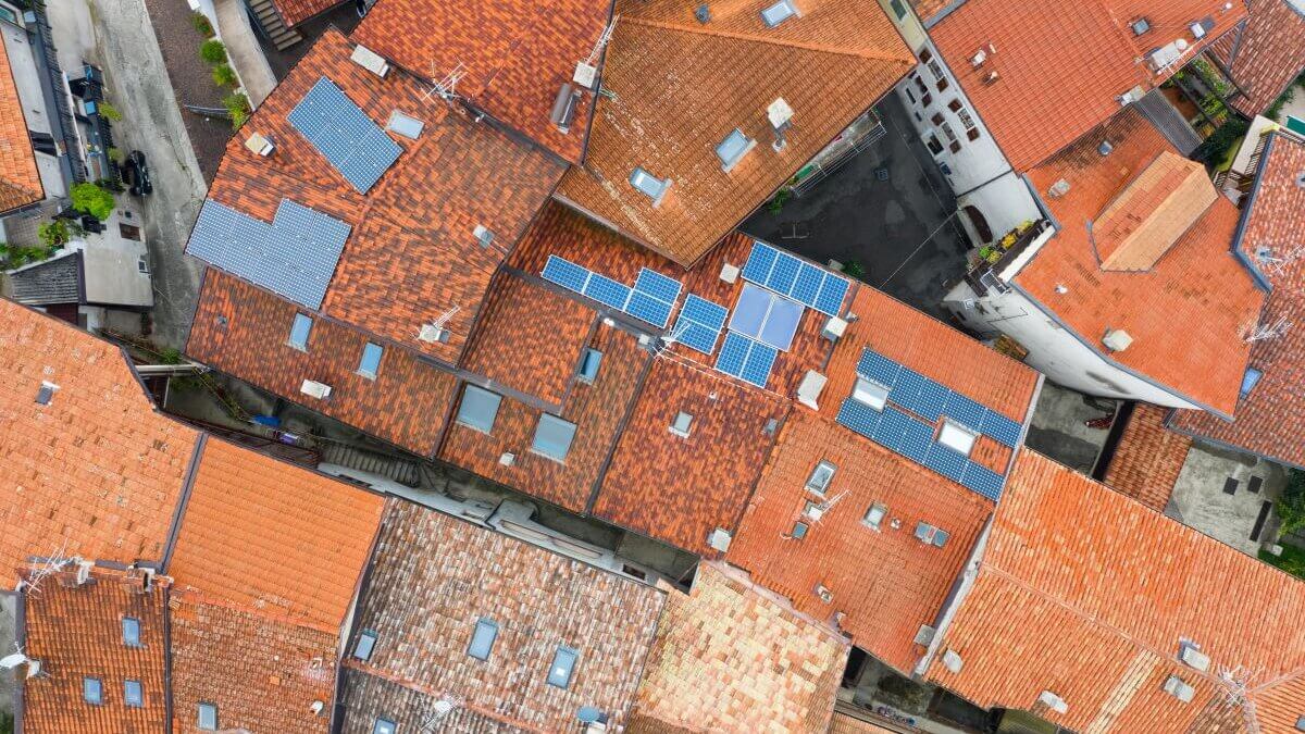 Alcuni tetti di case in centro storico con pannelli fotovoltaici tradizionali.