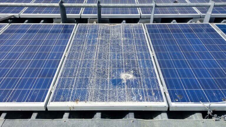 Un pannello fotovoltaico rotto, probabilmente dalla grandine, comunque da un danno diretto