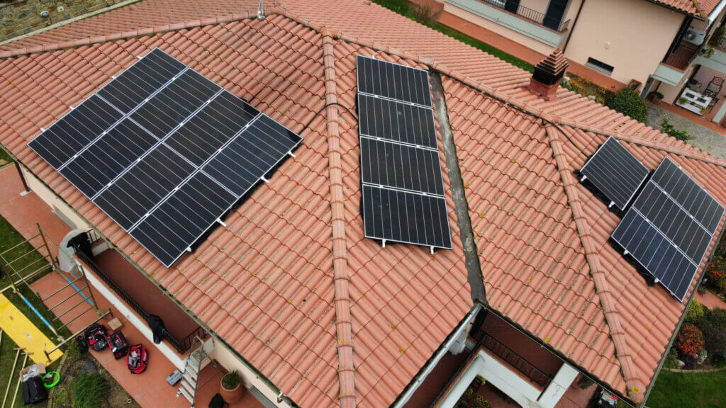 Foto aerea di un tetto con dei pannelli fotovoltaici